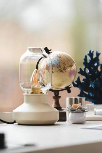 a globe in a glass jar on a table at Deine schwimmende Auszeit auf dem Wasser - Festlieger Hausboot Tortuga in Dömitz