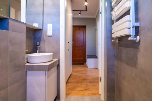 La salle de bains est pourvue d'un lavabo et de toilettes. dans l'établissement ApartamentySnu, Waryński Komfort (przy dworcu), à Radom
