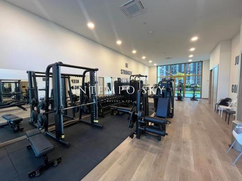 un gimnasio con cintas de correr y equipo cardiovascular en un edificio en INTEMPO SKY Resort & Spa, en Benidorm