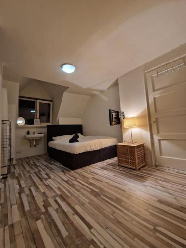 Room 505 - Eindhoven by T&S في أيندهوفن: غرفة نوم فيها سرير وباب