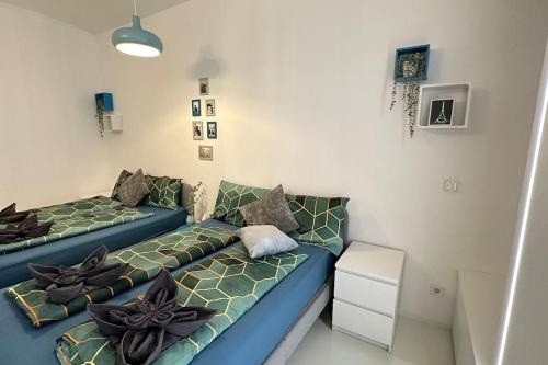 twee bedden in een kleine kamer met bij C’est la vie à Paris Apartment in Wenen