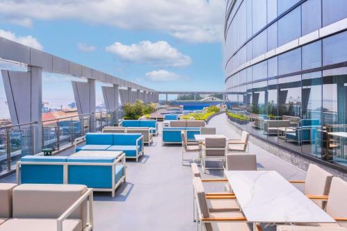 une rangée de tables et de chaises sur le toit d'un bâtiment dans l'établissement Hilton Kinshasa, à Kinshasa