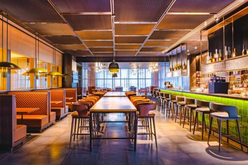 Un restaurante u otro lugar para comer en Hilton Kinshasa