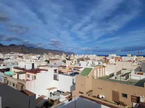 vistas a una ciudad con edificios en Orán Tenerife Suites Ap. 03 en Santa Cruz de Tenerife