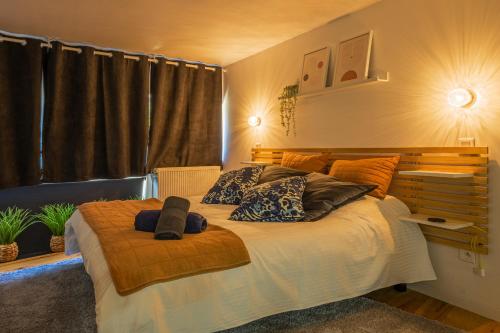 Un dormitorio con una cama grande y una ventana en Le Bourgeois, en Montbéliard