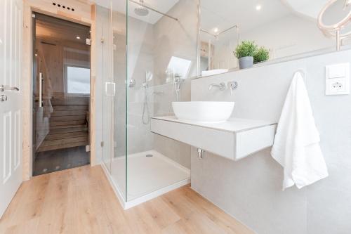 een badkamer met een wastafel en een douche bij Dien Huus Ost in Grömitz