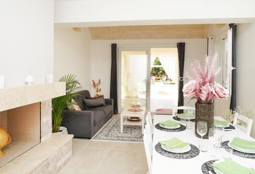 een woonkamer met een tafel en een open haard bij trullo lantane in San Michele Salentino