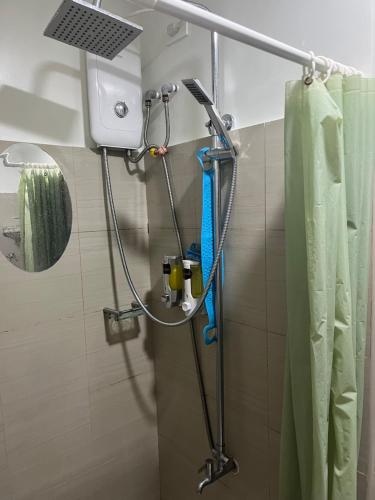 a shower in a bathroom with a shower curtain at Shore occupancy 8 pax cooking balcony Netflix pools MOA Airport Casino PICC马尼拉MOA高级酒店公寓 in Manila