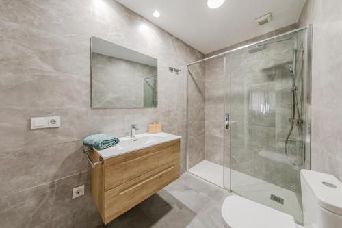 bagno con doccia, lavandino e servizi igienici di Avanti Murillo, Elegance & Comfort a Siviglia