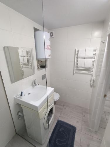 Ένα μπάνιο στο Apartments Bis House