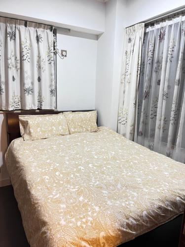 Ein Bett oder Betten in einem Zimmer der Unterkunft 香港市中心時尚新公寓，油麻地地鐵站步行3分鐘