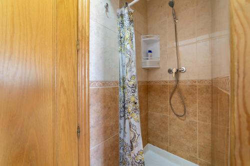 eine Dusche mit Duschvorhang im Bad in der Unterkunft Bahia Almeria in Aguadulce