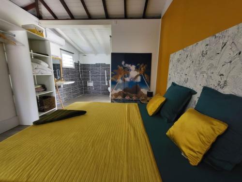 sala de estar con sofá y alfombra amarilla en 971B - La Villa ROUYO, villa créole accessible PMR, en Le Moule