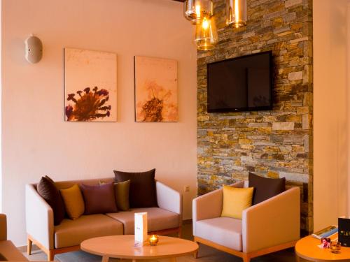 TV a/nebo společenská místnost v ubytování Bebis Hotel