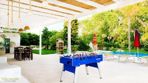 カロヴィーニョにあるVilla Gavidaの- パティオ(プール付)の青い卓球台