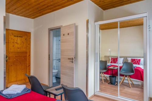 Zimmer mit einem Schlafzimmer mit einem Bett und einem Bad in der Unterkunft Pension Bayerwald in Bodenmais