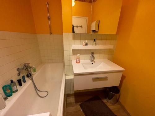 a bathroom with a sink and a tub and a sink at Appartement sur piste à Praloup in Uvernet-Fours