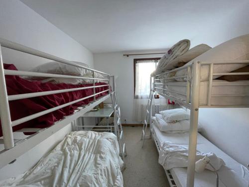 Pokój z 2 łóżkami piętrowymi i oknem w obiekcie Appartement sur piste à Praloup w mieście Uvernet