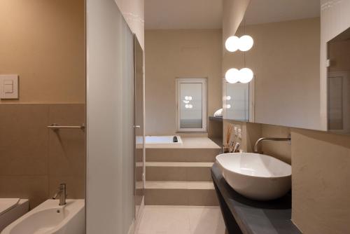 uma casa de banho com um lavatório, um WC e uma banheira em Aquacharme em Palermo