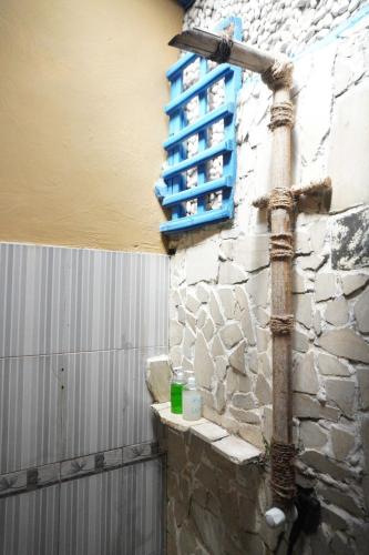 un tuyau sur le côté d'un mur de pierre dans l'établissement Kiayazo ViBES Inn, à Gili Trawangan