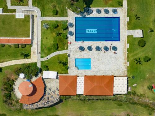 eine Luftansicht eines Gebäudes mit Pool in der Unterkunft Hotel Pavlina Beach in Niforeika