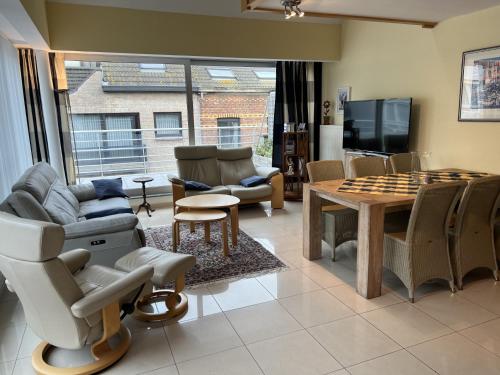 ein Wohnzimmer mit einem Sofa und einem Tisch mit Schach in der Unterkunft Residentie Alegria Ostende in Ostende