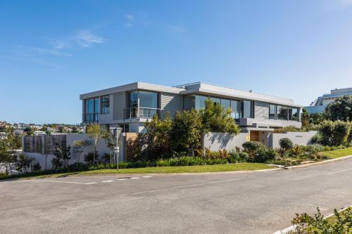una casa sul ciglio di una strada di 41 on Beachy Head - Luxury Villa 100m from the beach a Plettenberg Bay
