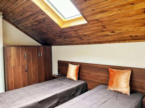 1 Schlafzimmer mit 2 Betten und einem Dachfenster in der Unterkunft RELAX - Guest House Varshets in Varshets