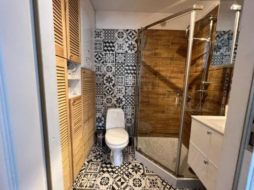 mała łazienka z toaletą i prysznicem w obiekcie Apartament 4 plus 1 w Karkonoszach w Jeleniej Górze
