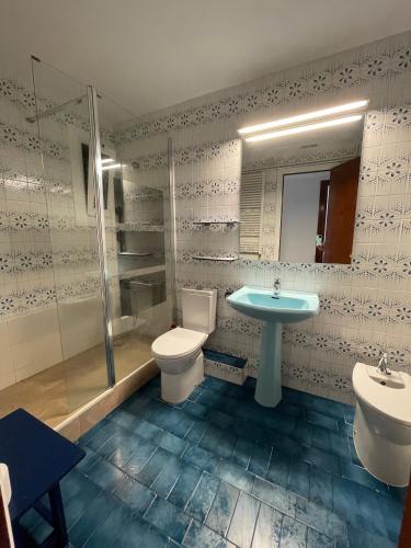 een badkamer met een toilet, een wastafel en een douche bij Sitges Center Penthouse in Sitges