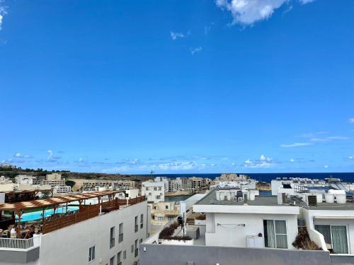 - une vue sur la ville depuis le toit d'un bâtiment dans l'établissement Graziosa Court, à Marsaskala