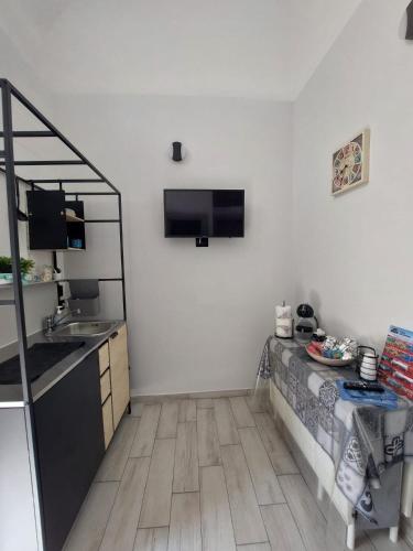una cucina con lavandino e tavolo in una stanza di City Wonders B&B a Napoli
