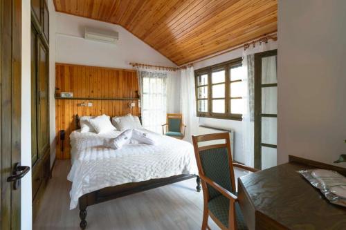 een slaapkamer met een bed en een tafel. bij Floropounta in Trimiklini