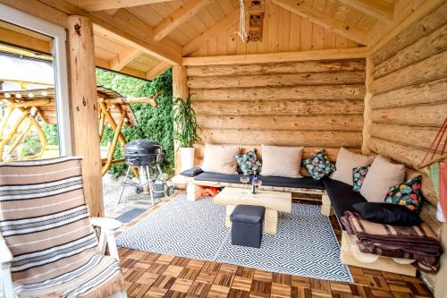 ポロニンにあるCiukrowa Chatka Sauna & Jacuzziのリビングルーム(ソファ付)