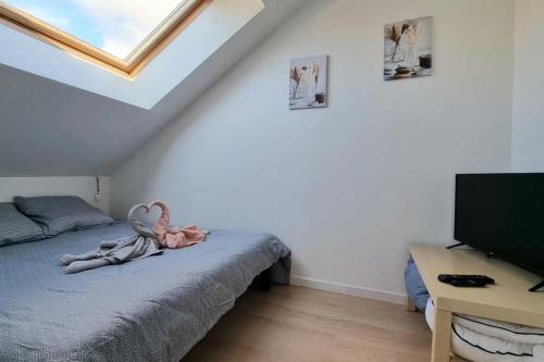 une chambre avec un lit, un bureau et une télévision dans l'établissement Chez K&D T2 Vert Le Havre, au Havre