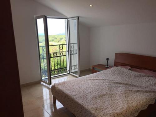 - une chambre avec un lit et 2 grandes fenêtres dans l'établissement Villa Olive Tree with Private Pool, à Luštica