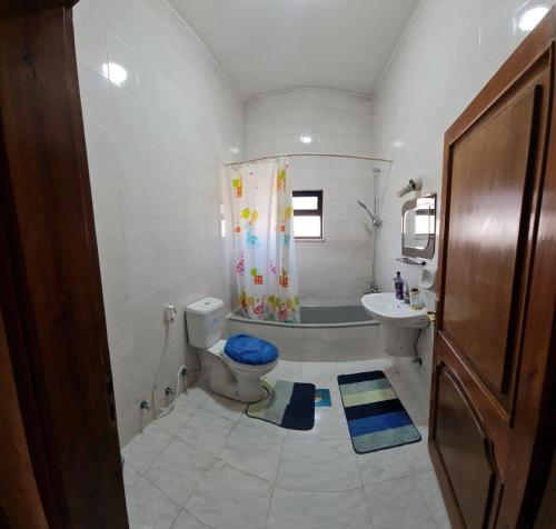 uma casa de banho com um WC e um lavatório em Feel home always em Amã