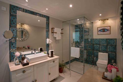 un baño con lavabo y ducha en Lohonostays Soni Estate, en Mussoorie
