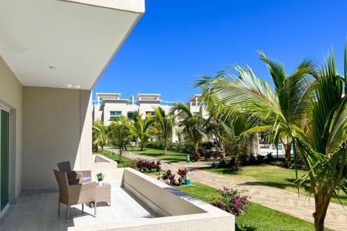 een uitzicht vanaf het balkon van een huis met palmbomen bij Playa Palmera Beach Resort in Punta Cana