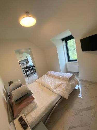 een kleine slaapkamer met een bed en een raam bij Nummer 151 villastudios in Hasselt