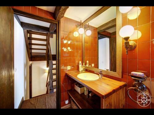 La salle de bains est pourvue d'un lavabo et d'un miroir. dans l'établissement CASA SANT BLAS de Alma de Nieve, à Gessa