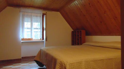 1 dormitorio con cama y ventana en LA CASA DEI RICORDI en Lanna