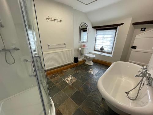 Koupelna v ubytování Cosy Cottage for 6 & Pets Friendly in Hope Valley Pass the Keys