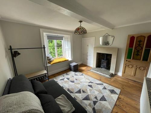 Posezení v ubytování Cosy Cottage for 6 & Pets Friendly in Hope Valley Pass the Keys