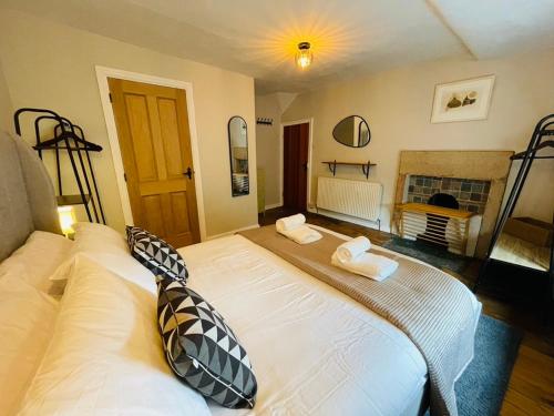 Postel nebo postele na pokoji v ubytování Cosy Cottage for 6 & Pets Friendly in Hope Valley Pass the Keys