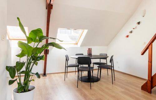 uma sala de jantar com uma mesa e uma planta em Cosy apartment Antwerpen center2 em Antuérpia