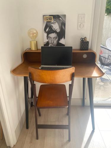 een bureau met een laptop erop bij Saint Charles in Orléans