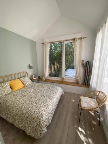 une chambre avec un lit, une fenêtre et une chaise dans l'établissement Saint Charles, à Orléans