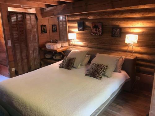 Una cama o camas en una habitación de cassidylle
