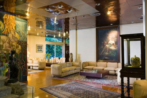 salon z kanapami i obrazem na ścianie w obiekcie Mini Palace Hotel w mieście Viterbo